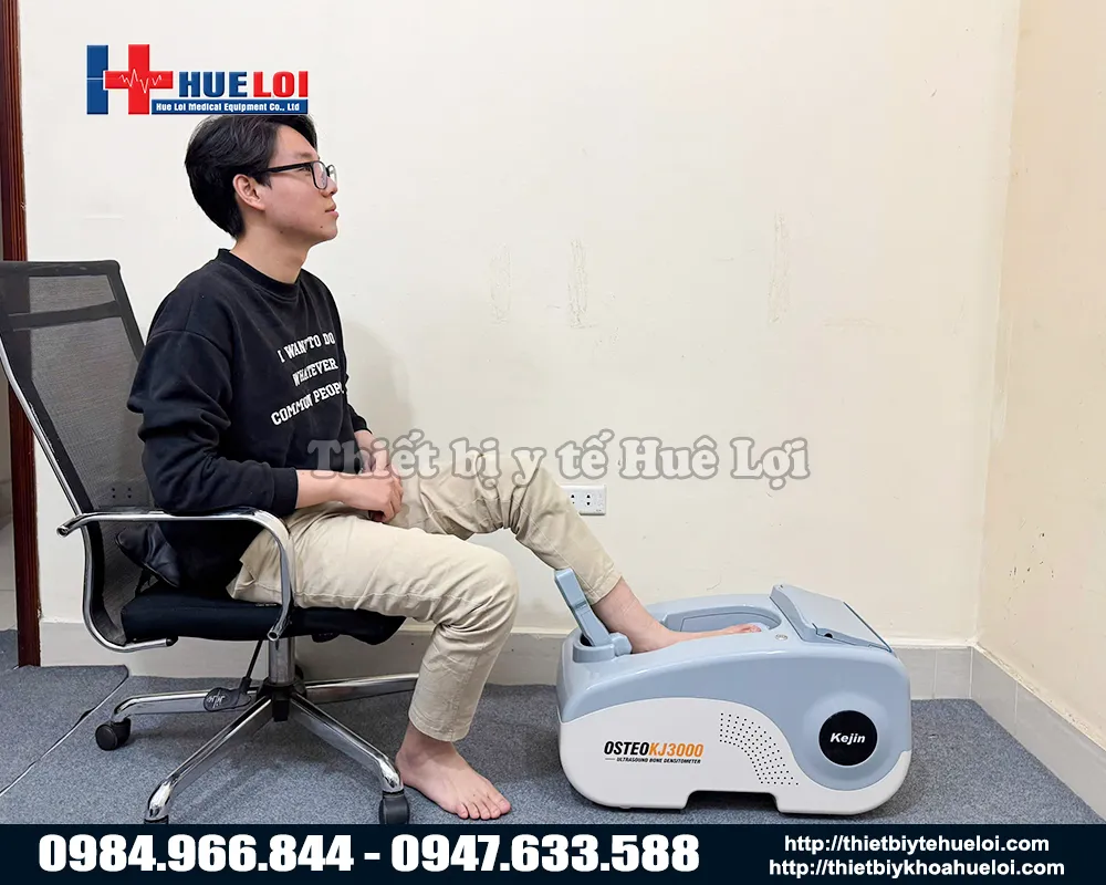 chẩn đo&aacute;n lo&atilde;ng xương bằng m&aacute;y đo mật độ canxi OSTEOKJ3000 tronh điều trị v&agrave; thăm kh&aacute;m