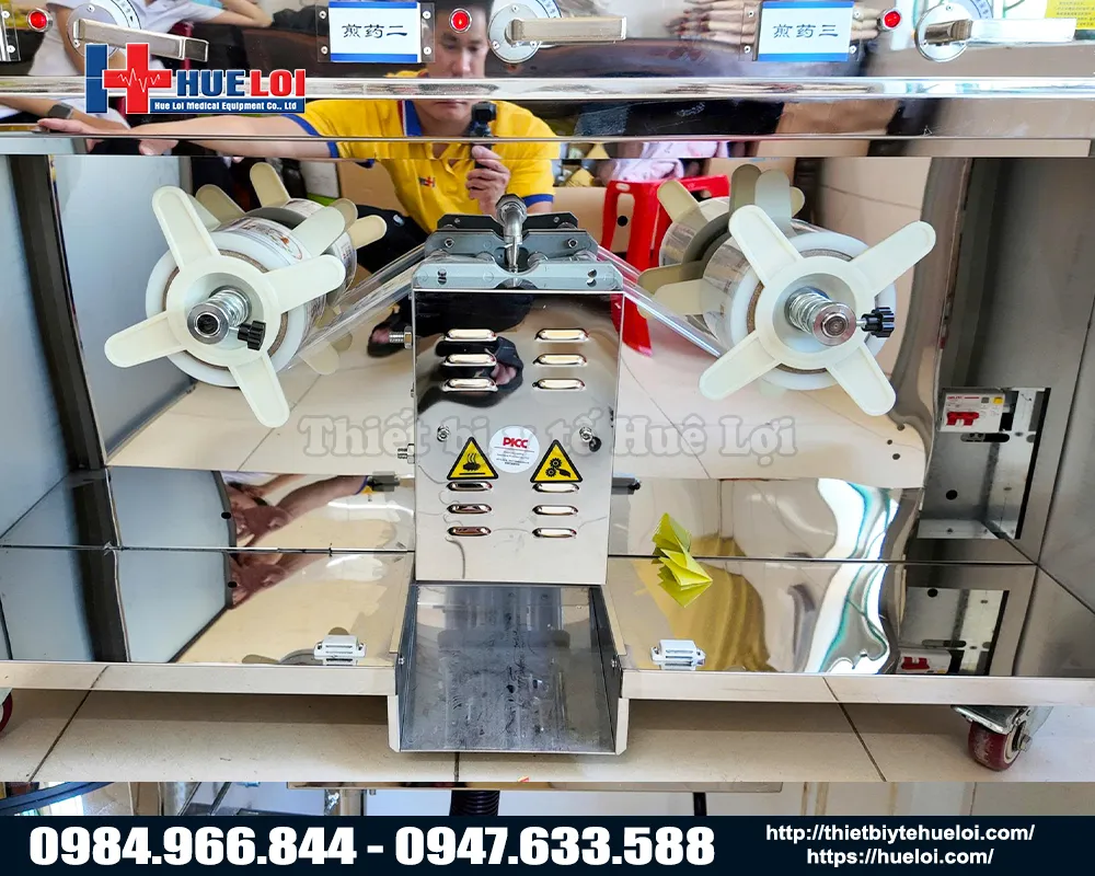 Vị trí lắp cuộn túi đóng dược liệu